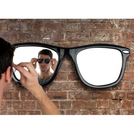 Vægspejl som kæmpebrille